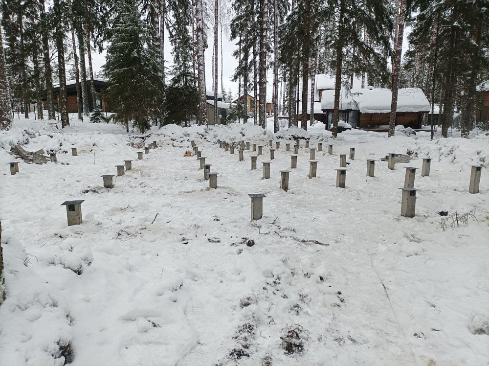 Выполнили монтаж железобетонных свай С30.15 в количестве 62шт, побережье озера Александровское,  требование заказчика с сохранением деревьев. Предварительно провели планировку участка,  монтаж сложный,  огромное количество валунов. Работы выполнены.